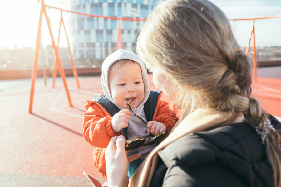Mutter mit Kind auf dem Spielplatz