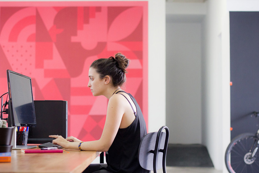 Mitarbeiterin am Schreibtisch im Büro