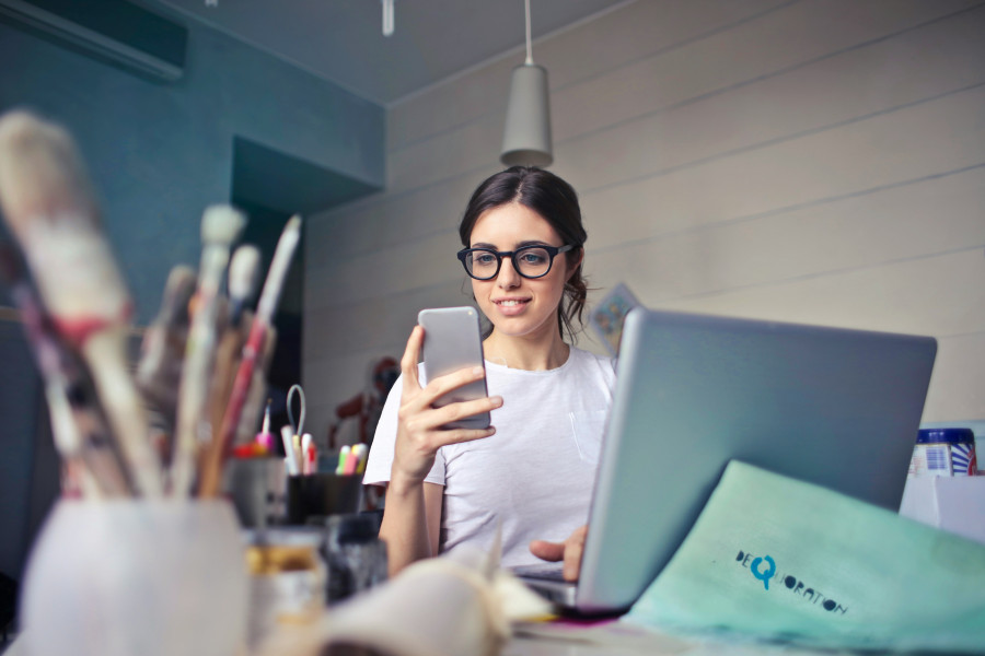 Frau schaut auf ihr Smartphone